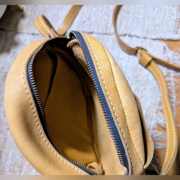 Portland Leather • Large Circle crossbody in Sunflower 🌻 - Picture 6 of 7